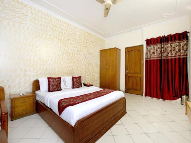 Hotel Paradise Chandīgarh Екстериор снимка