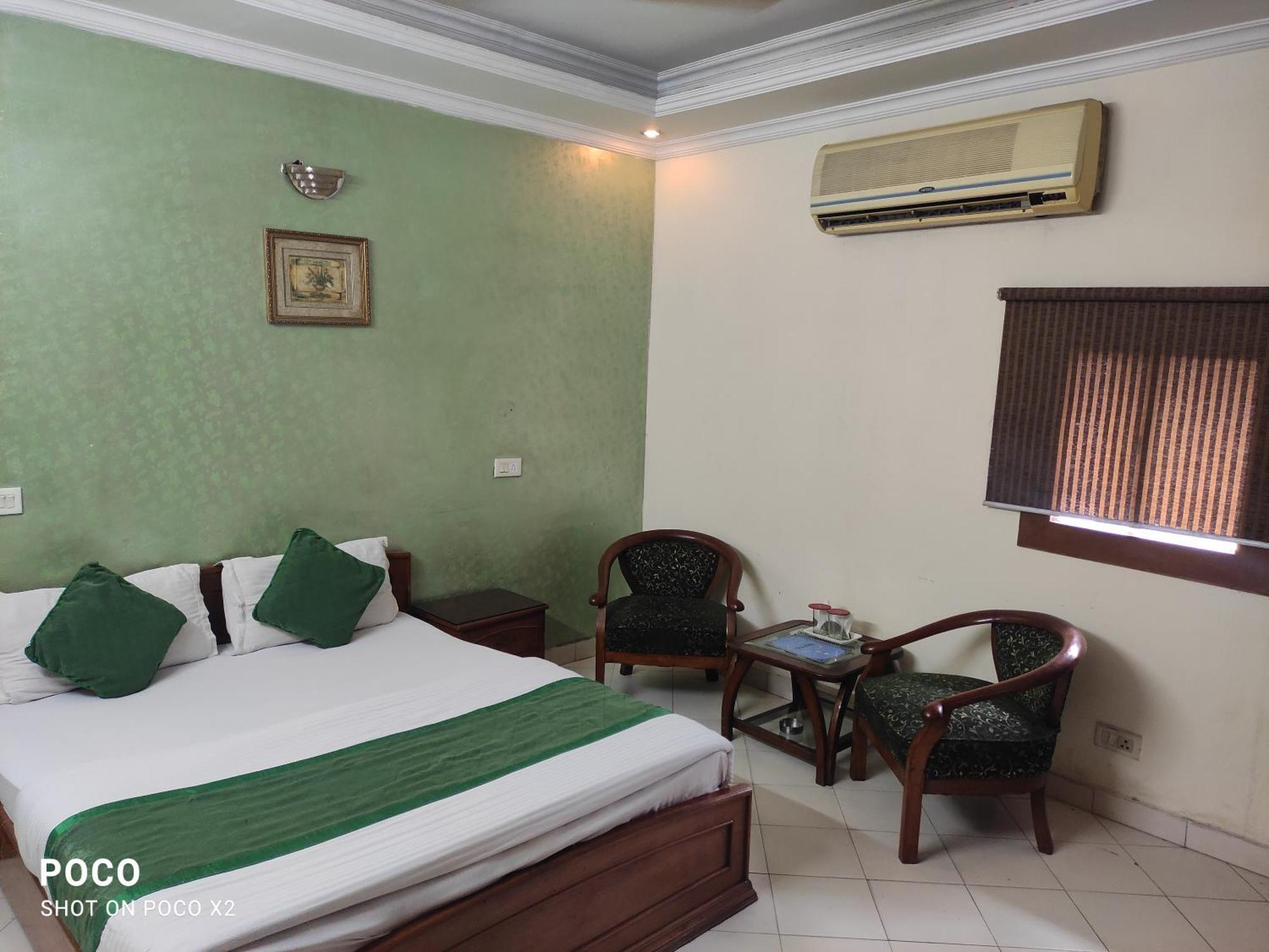 Hotel Paradise Chandīgarh Стая снимка